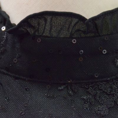 スパンコール＆刺繍使いシフォン袖フリルネックブラウス（ブラック）