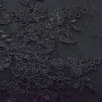 スパンコール＆刺繍使いシフォン袖フリルネックブラウス（ブラック）